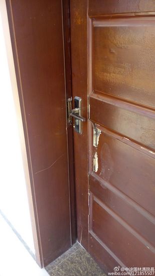 村委會辦公區(qū)域門被破開(圖據(jù)網(wǎng)友)