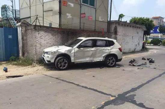 夫妻離婚爭財產起爭執 當街駕奔馳寶馬互撞(圖)