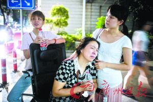 郭歡的母親受到老人的阻攔后淚流不止,在現(xiàn)場被困近5個(gè)小時(shí)無法離開。