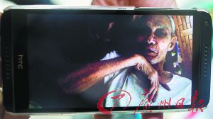 溫銀英老人帶著電視臺記者強行進入大兒子家看望老伴時由電視臺記者拍到周桂松的鏡頭。