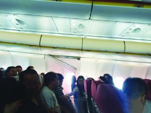 遭遇晴空顛簸,乘客驚魂