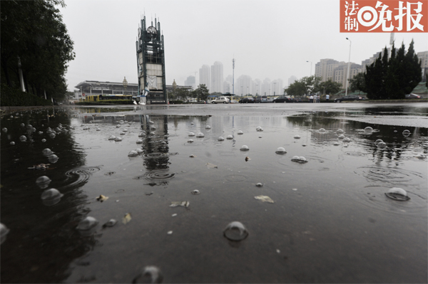 天津今日降雨 水質(zhì)具有站粘性激起大號(hào)氣泡