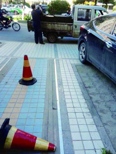 男子旁若無人撬開井蓋掏地溝油 被詢問用途避而不答