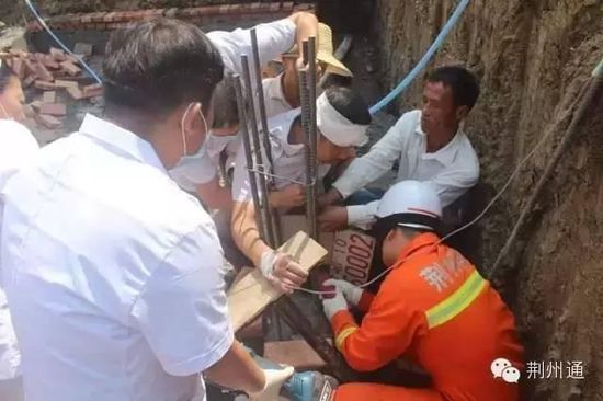 湖北工人施工時(shí)從樓上跌落 喉嚨遭鋼筋刺穿(圖)