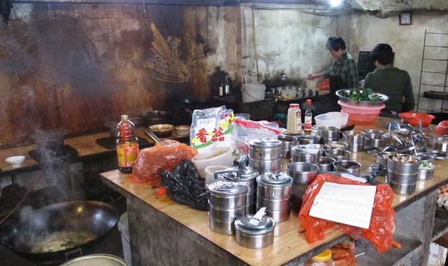 網上高大上網下臟亂差 網絡送餐被批“兩張皮”