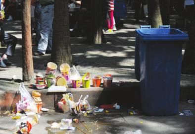 2日,成都動物園內,亂扔垃圾現(xiàn)象隨處可見。