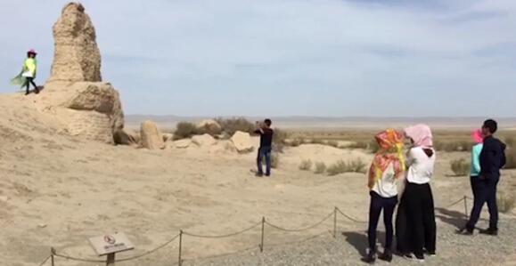 游客踩敦煌千年古城遺址拍照 反問:踩了會掉嗎