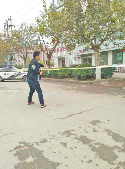 事發后銀行門口拉起了警戒線