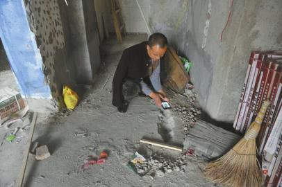 新房拿到手,本來是件開心的事,但裝修時卻發現“客廳地板少了鋼筋”,兩間臥室地面高低差達4.5厘米。這樣的奇葩事,被成都市新都區大豐街道居民李澤林遇到了。經相關部門檢測,客廳地板表層鋼筋被壓彎,不符合建筑規范。為此,李澤林找到開發商要求賠償9萬元,但開發商只答應把客廳不平的地方鑿平,“其他的不影響使用”。