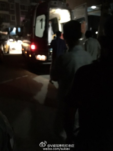 精神病人半夜敲門砍一住戶下樓高喊“殺人了”