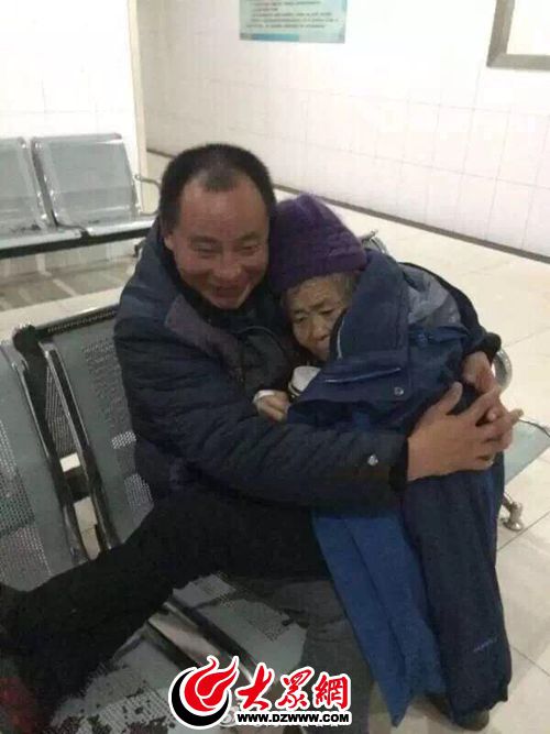 山東一名男子醫院候診區抱母取暖 看哭網友(圖)