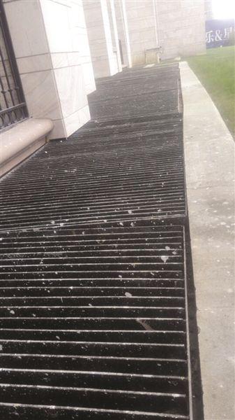 原先的通風(fēng)井井蓋是鐵柵欄,但下雨會(huì)漏水。