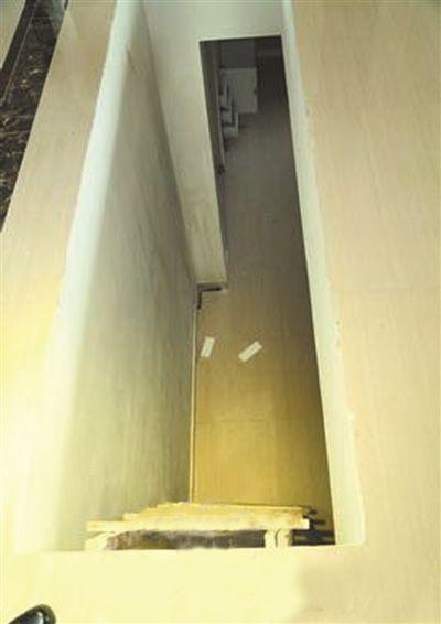 李老漢跌進(jìn)了這個(gè)地下室。