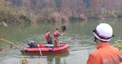 女子穿高跟鞋開車墜河身亡