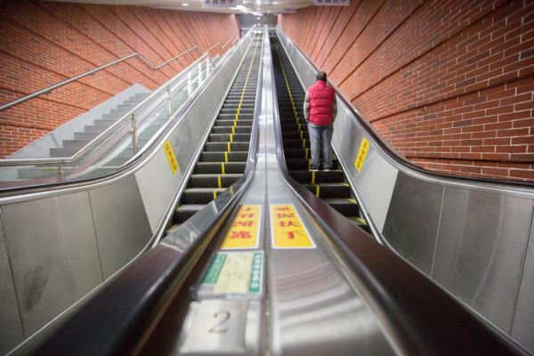 2015年,全國(guó)共發(fā)生電梯事故58起,死亡46人。 朱偉輝 澎湃資料