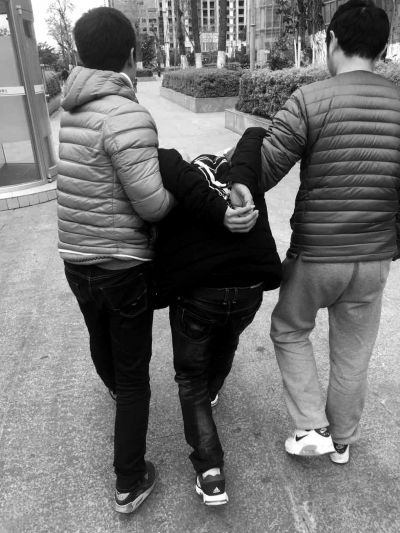 民警在西昌市抓獲嫌疑人。海淀警方供圖