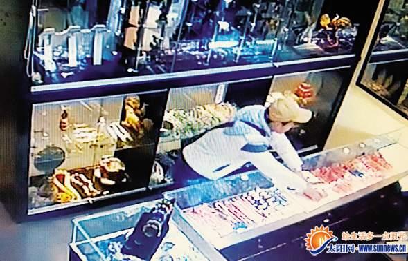 男子2秒搶幾十萬元元珠寶 7分鐘被抓還欲花錢收買