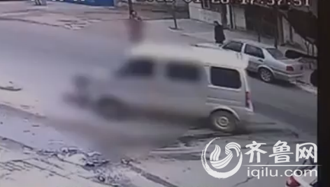 面包車直接碾著人和自行車拖行,并最終從騎車者身上碾壓過去。(視頻截圖)