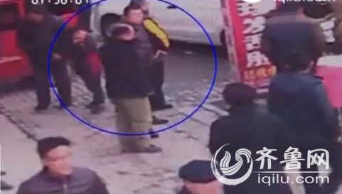 肇事司機故意再次碾壓人后,企圖逃逸,后被群眾截獲,隨后被交警帶走。(視頻截圖)