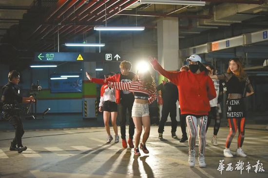 1月26日,成都市春熙路某寫字樓,深夜12點(diǎn)過,練習(xí)生們還在地下車庫拍攝。