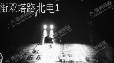 車子開來時,一對男子正在馬路中央,其中一人倒地。