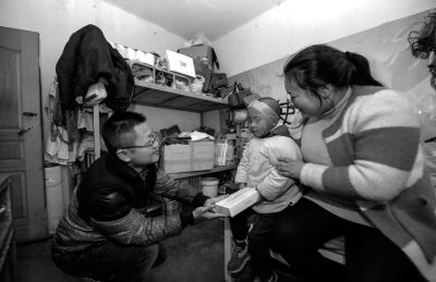 記者將平板電腦交給軒軒。