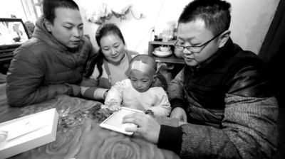 記者在教軒軒使用平板電腦。