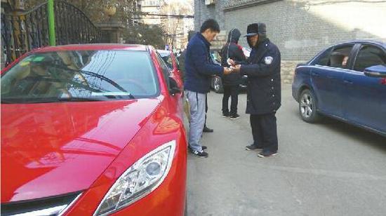 濟(jì)南一街道停1小時(shí)30元 停車(chē)員穿