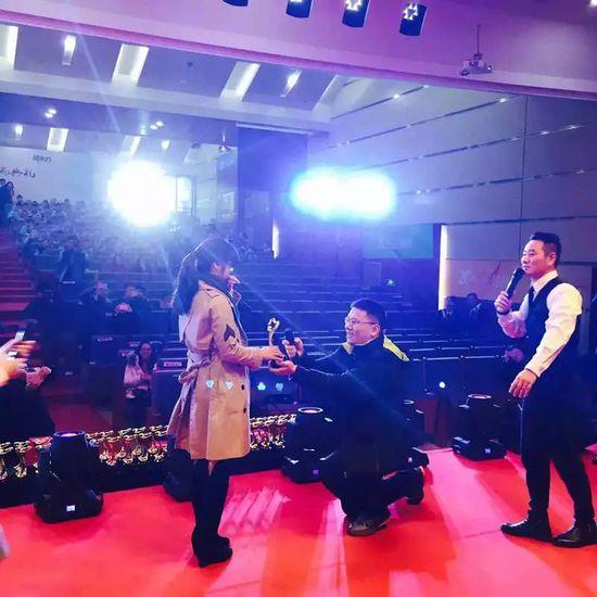 初中開學典禮上教師求婚 校方:是愛的教育