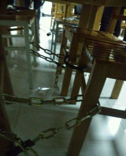 學生用鐵鏈鎖住占座 學生用鐵鏈鎖住占座
