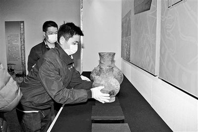 本報訊令不少觀眾屏息以待的海昏侯墓出土文物展將于3月2日在首都博物館揭開神秘面紗。昨天,首都博物館首次正式承認,展覽將特設揭秘環節,為人們揭開海昏侯墓主人的神秘身份,打開那段塵封兩千多年的歷史。