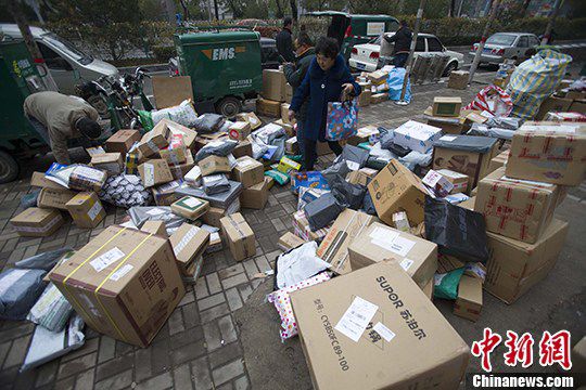 資料圖:圖為山西太原某快遞物流攬投部外快遞鋪滿地。 中新社記者 張?jiān)?攝