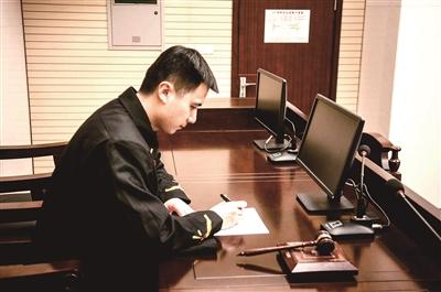 法官工作15年月薪四千 為母治病欠30萬無奈辭職