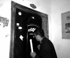 華商報咸陽訊(記者 楊皓)姚先生買了一套房子,2011年收房后無錢裝修一直未入住。最近突然發現,自己的房子已被他人裝修。而裝修房子的人稱,這套房是自己買的。到底誰是房子的主人,由于開發商聯系不上,誰也說不清楚。