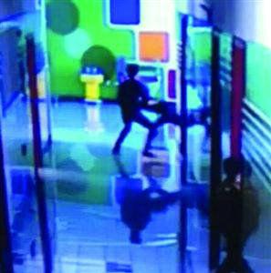 小學生逃課遭老師毆打 老師:他打罵我在先(圖)