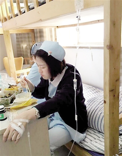 女護士帶病工作邊吃飯邊輸液網友感動點贊(圖)