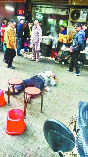 男子路倒無人上前 圍觀群眾:怕施救造成再傷害