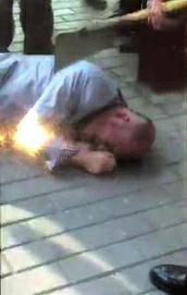 昨日下午5時許,西安小寨西路銀泰城門口發(fā)生一起命案。一男子持刀捅死一人。行兇后,男子試圖劫持一輛綠色電動車逃走,被四五人拿鐵鍬制伏。據(jù)警方通報,被害人楊某,46歲,系銀泰城某KTV保潔員。