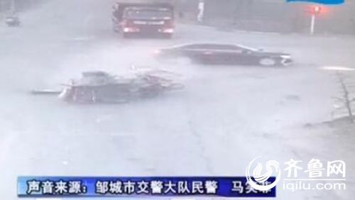 三輪車闖紅燈被轎車撞飛,司機(jī)從車內(nèi)甩出。