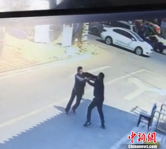 宿遷一公職人員因停車收費糾紛打保安警方稱已自首 宿遷一公職人員因停車收費糾紛打保安警方稱已自首