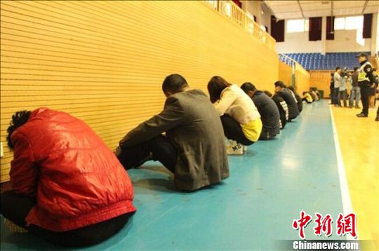 浙江富陽警方突擊傳銷窩點(diǎn)抓獲80余人