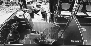 李記強和乘客將暈倒老人抬上公交車。(監控視頻截圖)