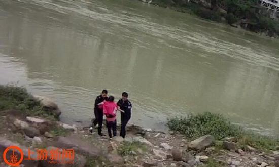 民警將女子帶上岸。警方供圖