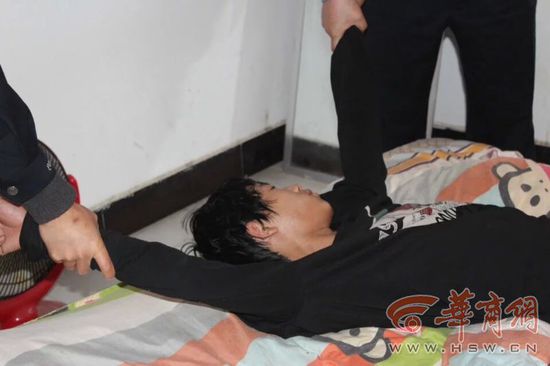 在網吧上了通宵夜機后,鎮安縣19歲小伙余某又一次潛入別人家偷東西,偷了29個紅包等東西后,他因為晚上沒休息疲憊得睡著了。結果失主回家發現他,急忙報警,警察趕來抓了他。