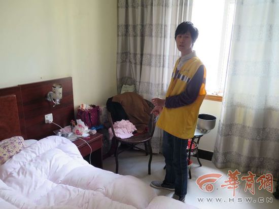 4月26日,辦案民警介紹,4月15日上午,余某上完通宵夜機后在街上閑逛,發現李女士家中無人,便用自備的鑰匙打開李女士的房門,在房內盜竊項鏈1條、吊墜掛件1個、5角、1元的紅包數個共計29元后,“由于一個晚上沒有休息,十分疲憊的他就躺在李女士的床上睡著了。”