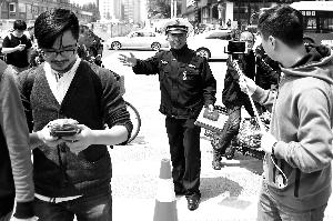 杭州協警處置地面坍塌被點贊 獲一等榮譽獎章