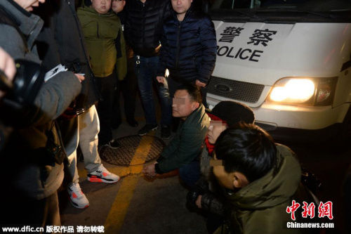 資料圖:2016年1月海淀警方在空軍總醫院抓獲6名號販子。 圖片來源:京華時報-東方IC 版權作品 請勿轉載