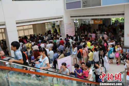 資料圖:2015年6月廣州市婦女兒童醫療中心人滿為患 易靈敏 攝