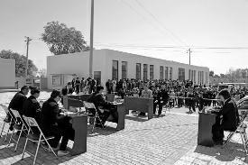 華商報訊(記者 郝錦龍)90后男子李某因家庭矛盾與同居女子鄭某發生爭吵,沖動之余,將6個月大的女兒摔在地上并用腳踢,造成女兒重傷。5月3日,榆陽區法院公開宣判了被告李某故意殺人案,一審宣判李某有期徒刑4年。為了達到宣傳警示的普法效果,4月29日,榆陽區法院刑事審判庭特意將法庭設立在李某的住所地榆陽區馬合鎮麻生圐圙(kū lüè)村,進行公開審理。