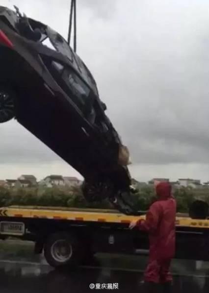 更令人痛惜的是,一男子開車路過,在目睹車禍慘狀后,現場突發心臟病,經搶救無效死亡,年僅36歲。